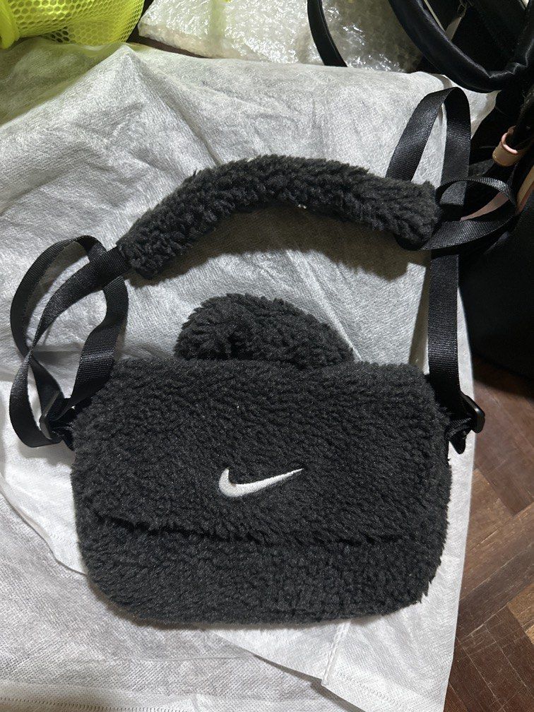 Nike Sling Bag (Category: Cross-body Bags) located in Marikina City. Submitted by prelovedmla (Listing ID 1470452882, Image 1). Description: Nike small sling bag in black. Can be for kids, teens and adults. Up to Iphone pro only (not pro max) size can fit. .