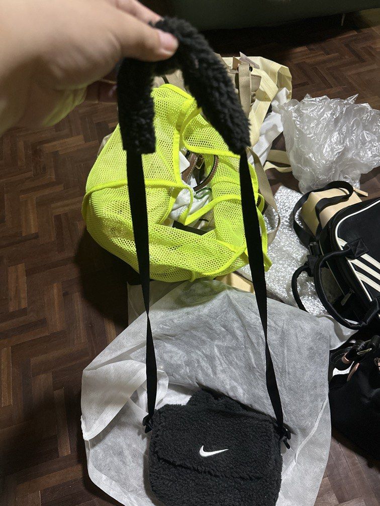 Nike Sling Bag (Category: Cross-body Bags) located in Marikina City. Submitted by prelovedmla (Listing ID 1470452882, Image 2). Description: Nike small sling bag in black. Can be for kids, teens and adults. Up to Iphone pro only (not pro max) size can fit. .