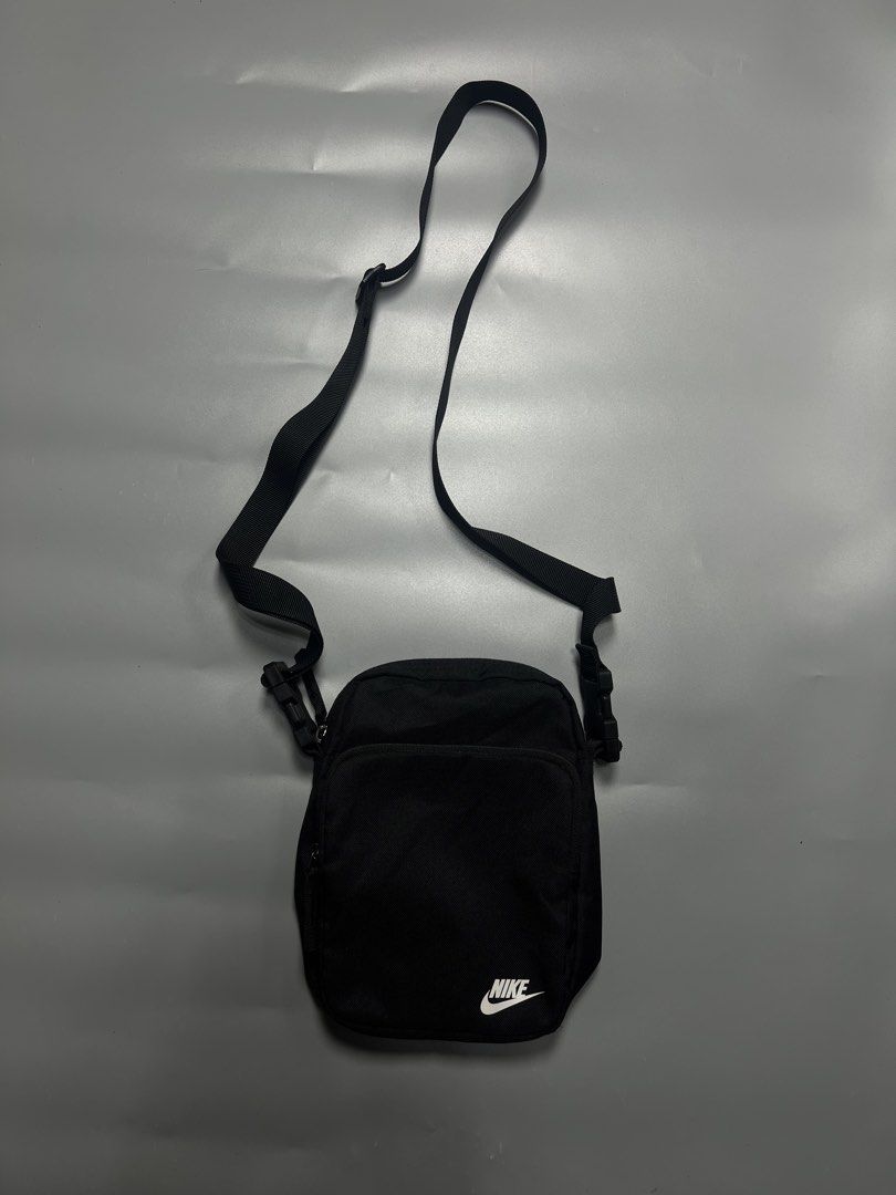 Nike sling bag (Category: Sling Bags) located in Ragay. Submitted by sergesalgado (Listing ID 1470502204, Image 1). Description: Nike sling bag Issue: gasgas lang sa may sling pero like new.