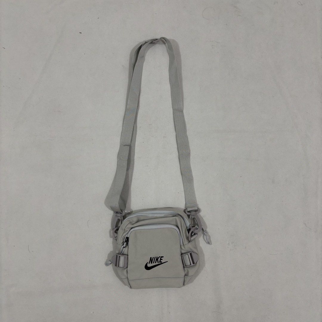 Nike Sling Shoulder Bag (Category: Sling Bags) located in Cavite. Submitted by itsayaaa (Listing ID 1470541947, Image 2). Description: No issue Excellent Condition .