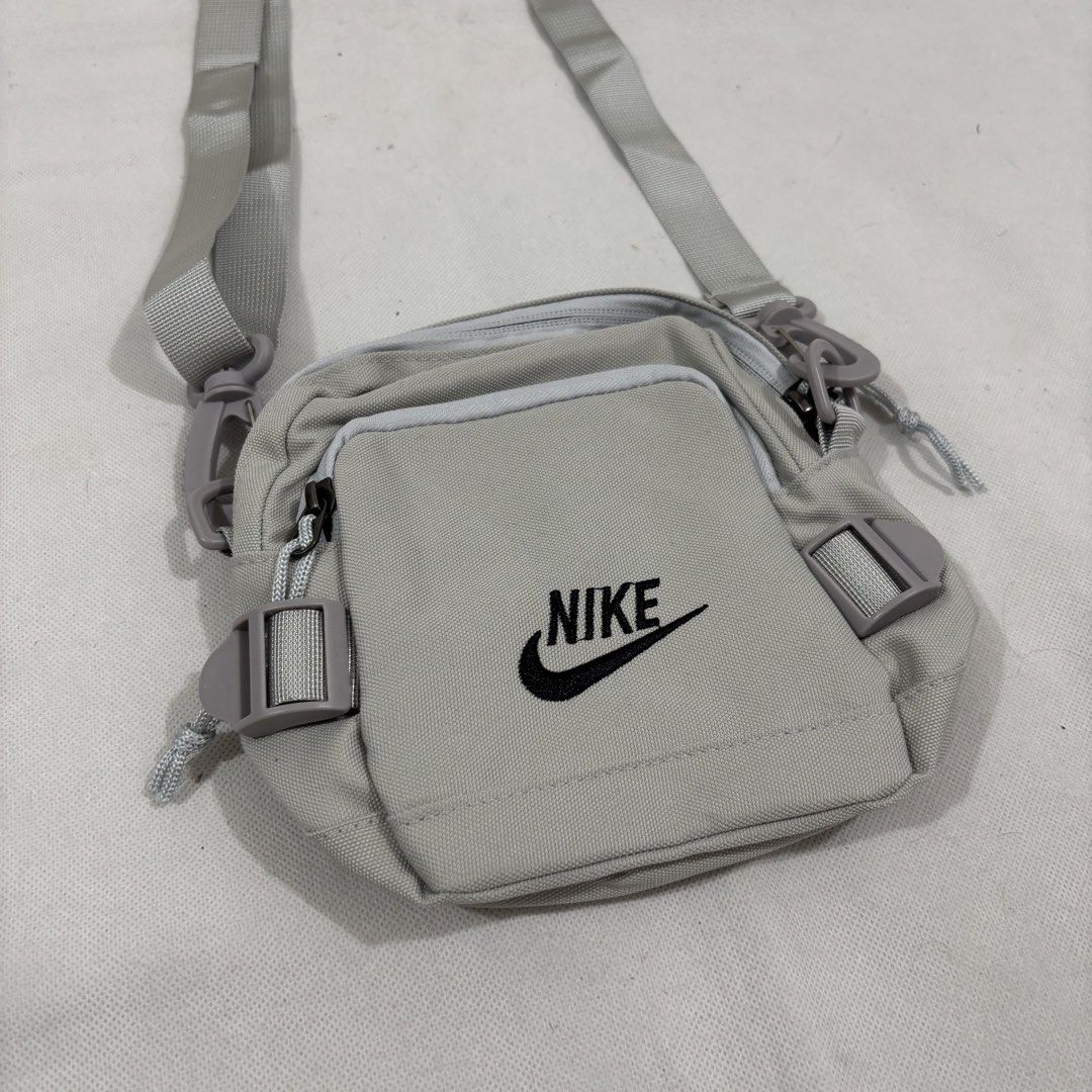 Nike Sling Shoulder Bag (Category: Sling Bags) located in Cavite. Submitted by itsayaaa (Listing ID 1470541947, Image 3). Description: No issue Excellent Condition .