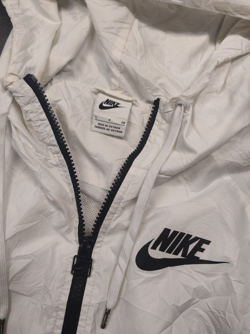 Nike Sportswear Windrunner Jacket (Category: Coats, Jackets and Outerwear) located in Kalibo. Submitted by relivethearchives (Listing ID 1470448399, Image 2). Description: Nike Sportswear Windrunner Jacket in Excellent Condition Size Small on tag DIMES Width: 19 Length: 24 📍 Need Wash.
