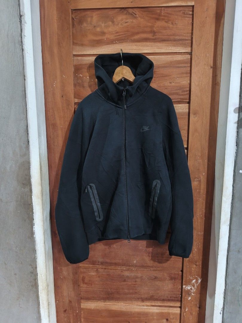 NIKE TECHFLEECE HOODIE (Category: Coats, Jackets and Outerwear) located in Tagum. Submitted by danelle_closet1106 (Listing ID 1470406496, Image 1). Description: EXCELLENT SIZE:MEDIUM BESTFIT NO ISSUE MA ALIKABOK LANG LABAHAN NYO LANG.