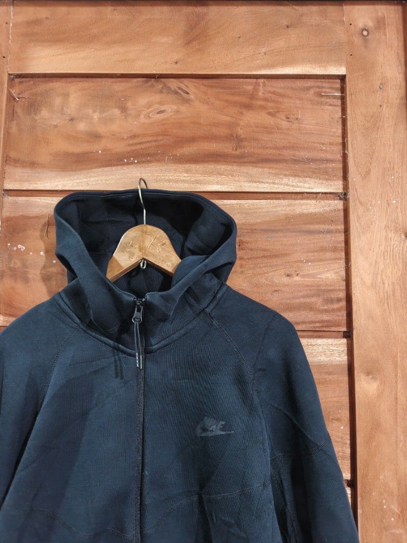 NIKE TECHFLEECE HOODIE (Category: Coats, Jackets and Outerwear) located in Tagum. Submitted by danelle_closet1106 (Listing ID 1470406496, Image 2). Description: EXCELLENT SIZE:MEDIUM BESTFIT NO ISSUE MA ALIKABOK LANG LABAHAN NYO LANG.