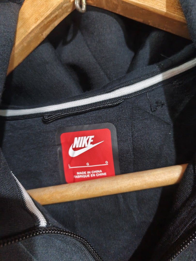 NIKE TECHFLEECE HOODIE (Category: Coats, Jackets and Outerwear) located in Tagum. Submitted by danelle_closet1106 (Listing ID 1470406496, Image 3). Description: EXCELLENT SIZE:MEDIUM BESTFIT NO ISSUE MA ALIKABOK LANG LABAHAN NYO LANG.