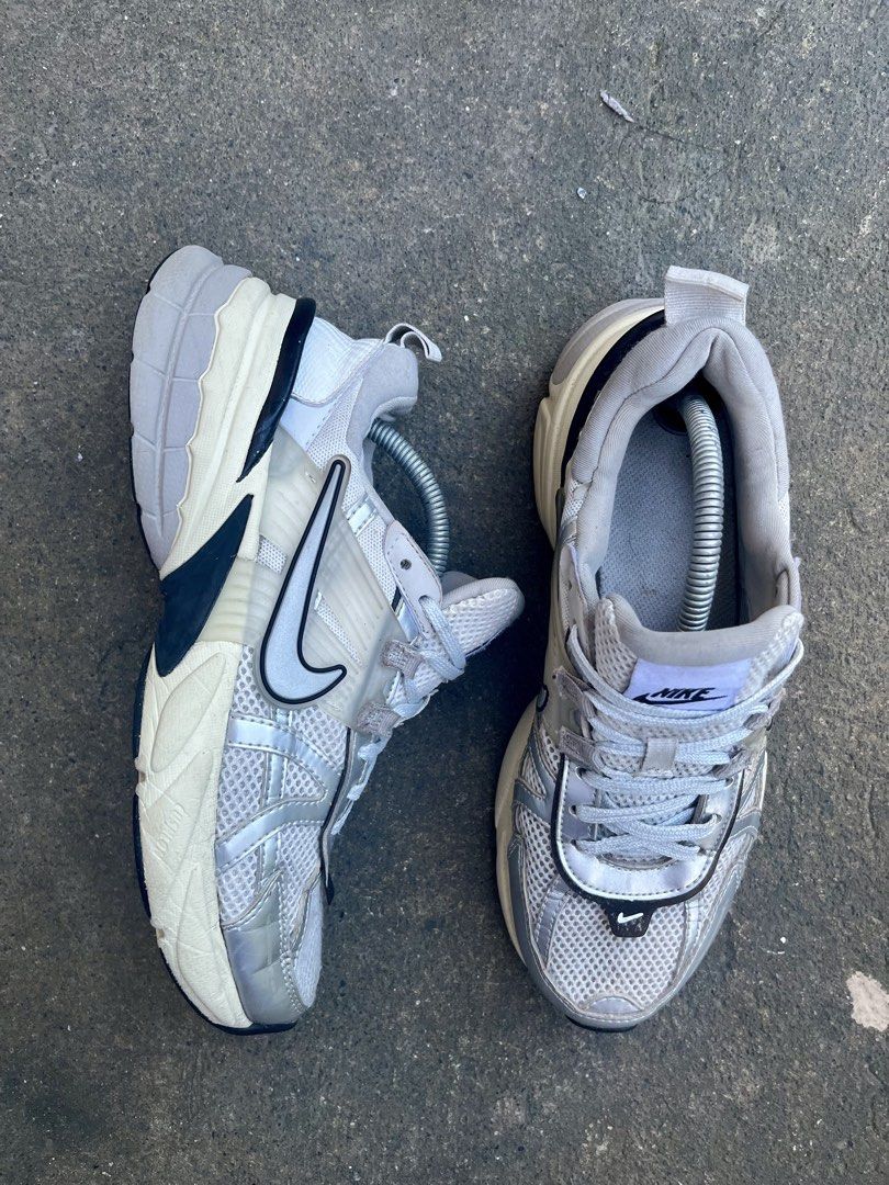 NIKE V2K RUN Womens - Summit White (Category: Sneakers) located in Manila. Submitted by a.stmngo (Listing ID 1470554753, Image 3). Description: Size 7.5 US women’s | 38.5 | 24.5 cm Issue putol yung swoosh (see last picture) Needwash, sign of usage No box, pair only Good Condition 📍Manage your expectation. Shoes were used but not abused. 📍Nagcarlan, Laguna.