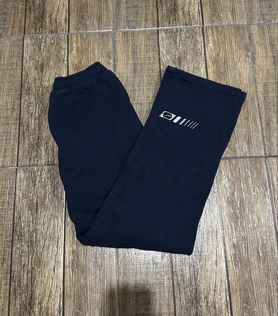 NIKE VINTAGE JOGGING PANTS (Category: Joggers) located in Manila. Submitted by urban-vintage_2 (Listing ID 1470532775, Image 1). Description: ISSUE: NONE (NEED WASH) MOP :GCASH (NO COD) SHIP VIA: LALAMOVE & J&T LOCATION: PASIG CITY LENGTH: 40 HEM : 9 WIDTH :28-34 .