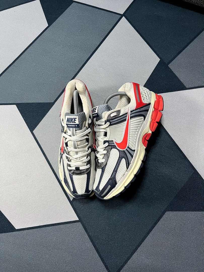 NIKE VOMERO 5 USA (Category: Casual Shoes) located in Butuan. Submitted by jacobfrost (Listing ID 1470370703, Image 3). Description: Size 8 us mens 41 eur 26 cm Excellent condition minor sign of usage 2500 negotiable for sure buyer .