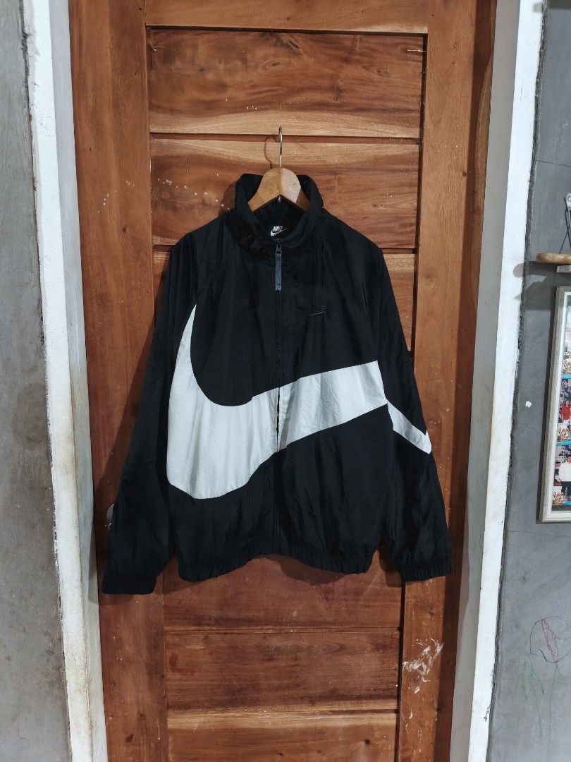 NIKE WINDBREAKER BIG LOGO (Category: Coats, Jackets and Outerwear) located in Tagum. Submitted by danelle_closet1106 (Listing ID 1470406764, Image 1). Description: EXCELLENT TO NEW NO ISSUE SIZE:MEDIUM.