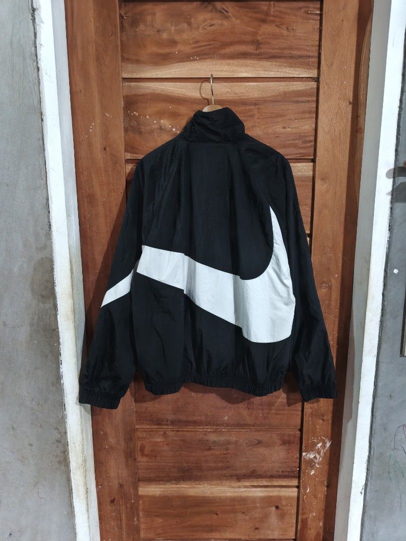NIKE WINDBREAKER BIG LOGO (Category: Coats, Jackets and Outerwear) located in Tagum. Submitted by danelle_closet1106 (Listing ID 1470406764, Image 2). Description: EXCELLENT TO NEW NO ISSUE SIZE:MEDIUM.