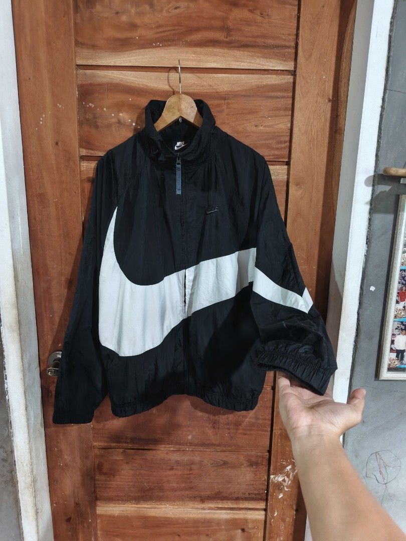 NIKE WINDBREAKER BIG LOGO (Category: Coats, Jackets and Outerwear) located in Tagum. Submitted by danelle_closet1106 (Listing ID 1470406764, Image 3). Description: EXCELLENT TO NEW NO ISSUE SIZE:MEDIUM.
