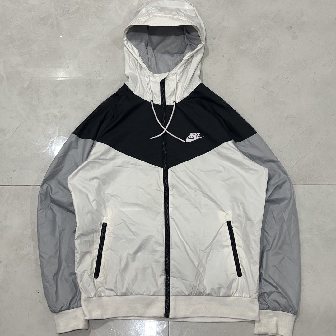 Nike windrunner lined jacket (Category: Coats, Jackets and Outerwear) located in Cebu City. Submitted by florianmiral28 (Listing ID 1470517242, Image 1). Description: Nike windrunner lined jacket Excellent condition Medium W 22.5 L 26.5.