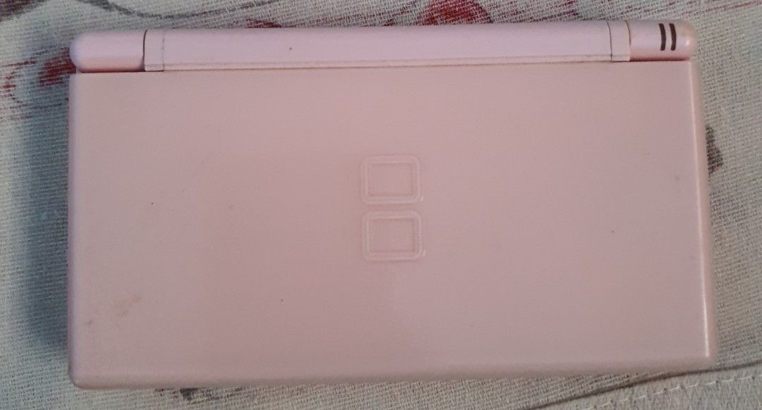 Nintendo DS Lite (Category: Nintendo) located in Valenzuela. Submitted by lovemyungsoo.27 (Listing ID 1470505939, Image 2). Description: FOR SALE DS LITE UNIT R4 CHARGER ISSUE: SA R4 GAMES UNG POKEMON HINDI GUMAGANA ISA LNG ATA GUMAGANA OK NA NAMN UNG IBANG GAME PERO DI KO NATRY LAHAT IF GUMAGANA ISSUE SA SCREEN MAY DUST DI KASAMA UNG CLEAR CASE ADD 100 MOP BANK TRANSFER OR COD LOC: VALENZUELA CITY.