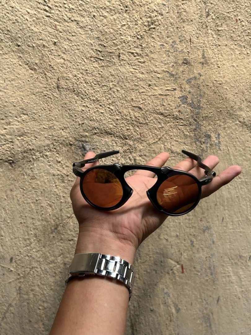 Oakley (Category: Sunglasses & Eyewear) located in Manila. Submitted by lux_goods_ph (Listing ID 1470484980, Image 3). Description: brand new with box and case no scratches on lens -3800 Shipped.