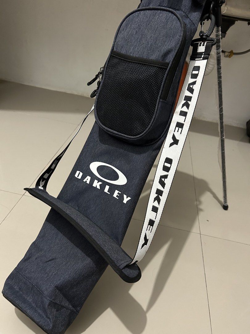 Oakley Golf Stand Club Case 17.0 (Category: Golf) located in Quezon City. Submitted by commonwealthpickerph (Listing ID 1470554827, Image 2). Description: Oakley Golf Stand Club Case 17.0 - Case 17.0 in the 93L/Dark Denim colorway. - In good condition - Has minor sign of used ( stain and sign of used on handle ) - check pic to see details - Dark denim golf bag by Oakley. Built-in stand legs wrapped in plastic, grab handle at top, white shoulder s