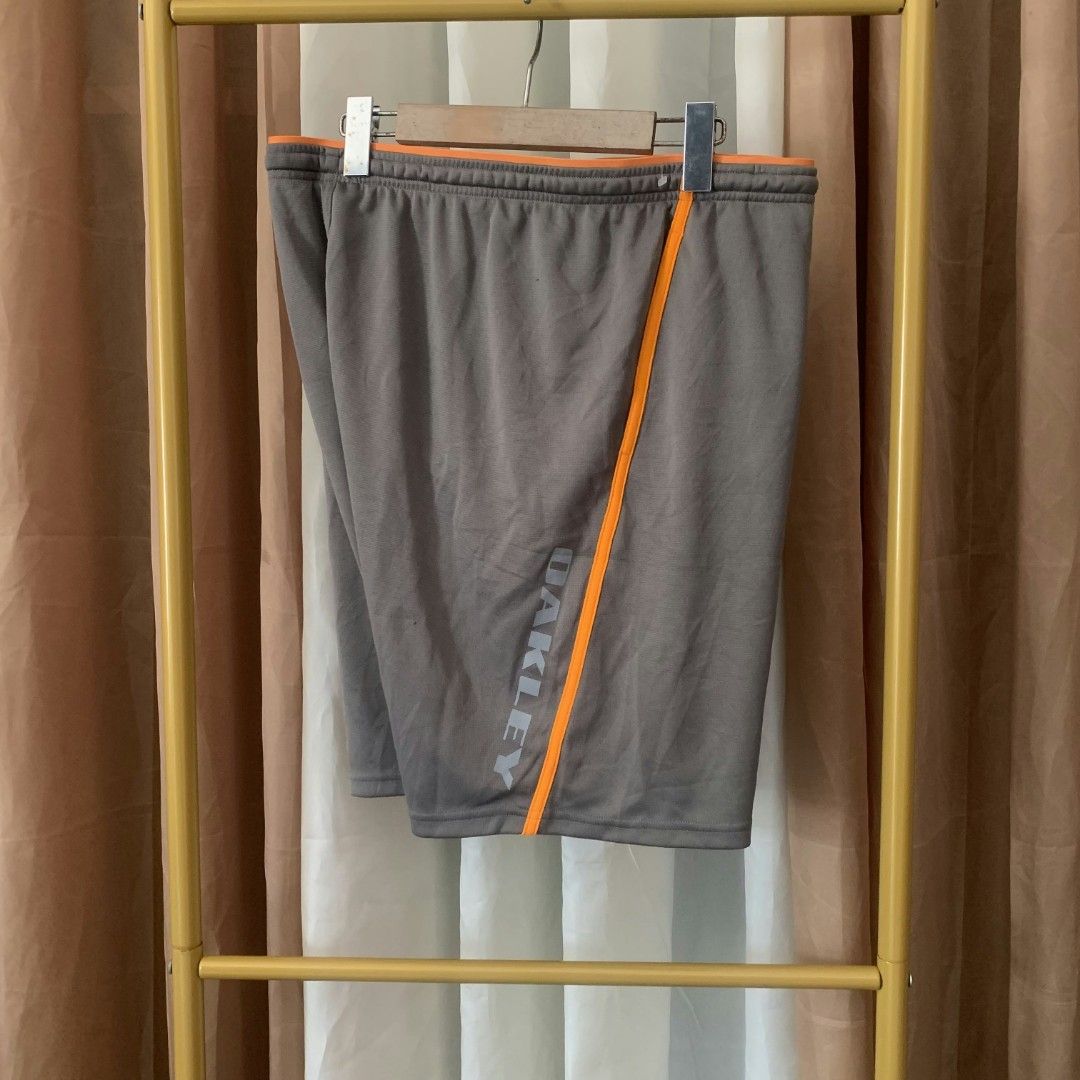 OAKLEY HYDROLIX SHORTS (Category: Shorts) located in Binalonan. Submitted by thrift_on2022 (Listing ID 1470509680, Image 2). Description: W - 32-40 L - 20 HEM - 11 Excellent condition ✅ Send offers directly📩.