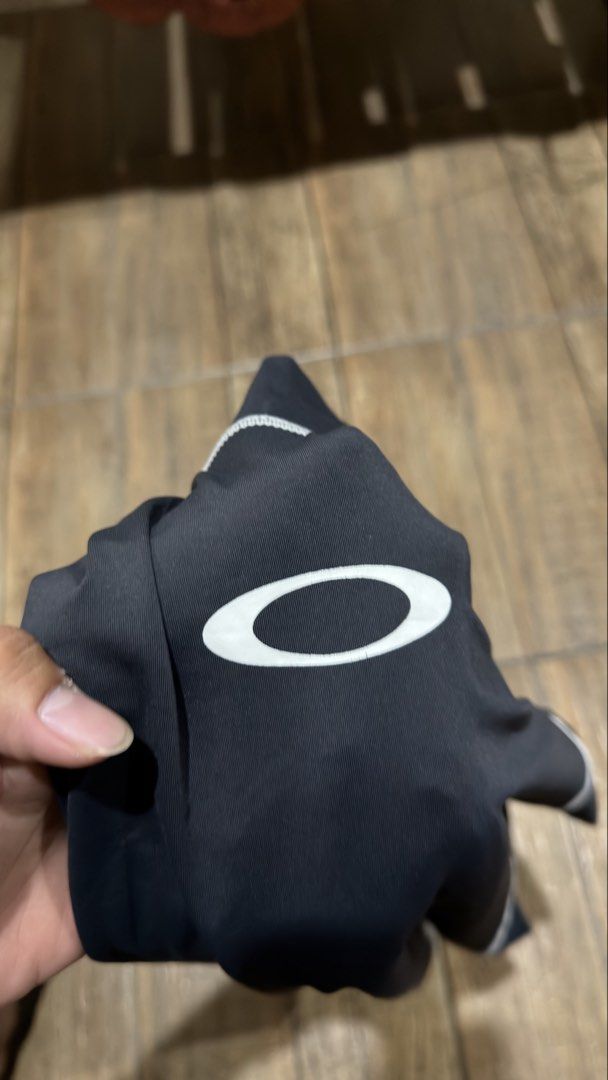 OAKLEY LONGSLEEVE (Category: Coats, Jackets and Outerwear) located in Manila. Submitted by urban-vintage_2 (Listing ID 1470399961, Image 3). Description: ISSUE: NONE (NEED WASH) MOP :GCASH (NO COD) SHIP VIA: LALAMOVE & J&T LOCATION: PASIG CITY LENGTH: 24 WIDTH : 18.