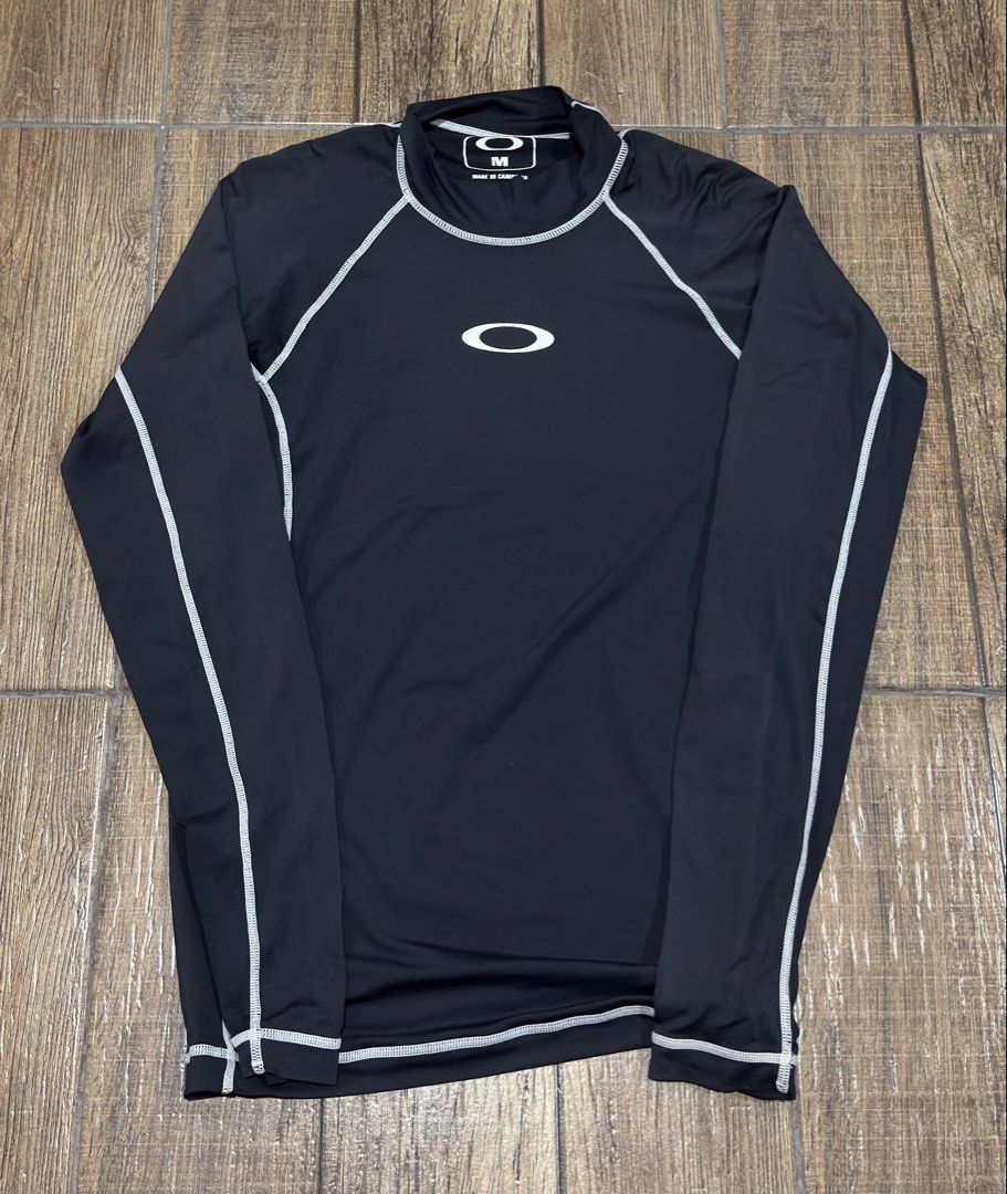 OAKLEY LONGSLEEVE (Category: Coats, Jackets and Outerwear) located in Manila. Submitted by urban-vintage_2 (Listing ID 1470399961, Image 1). Description: ISSUE: NONE (NEED WASH) MOP :GCASH (NO COD) SHIP VIA: LALAMOVE & J&T LOCATION: PASIG CITY LENGTH: 24 WIDTH : 18.