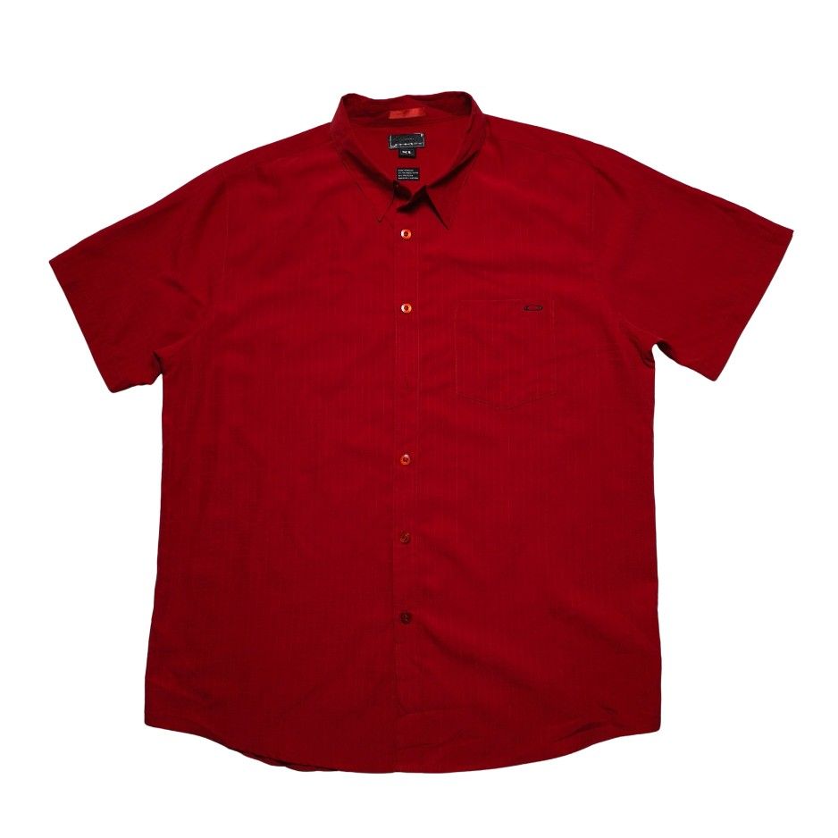 Oakley Red Short Sleeve Button Down Shirt Size XL (Category: Tshirts & Polo Shirts ) located in Meycauayan. Submitted by thrifting_gorilla (Listing ID 1470528100, Image 1). Description: Oakley Red Short Sleeve Button Down Shirt Size XL - Brand: Oakley - Style: Short sleeve button-down shirt with pointed collar - Color: Red with all-over grid texture pattern - Size: XL - Details: Left chest pocket with small metal Oakley logo icon, button front cl
