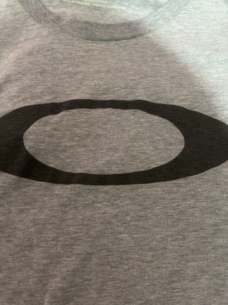 OAKLEY SHIRT LIKE NEW (Category: Tshirts & Polo Shirts ) located in Abucay. Submitted by selftaught (Listing ID 1470446802, Image 3). Description: m fits large to slim xl.