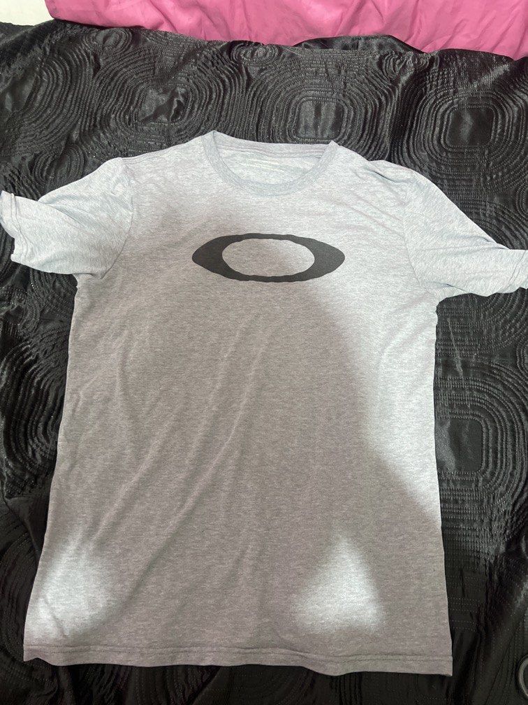 OAKLEY SHIRT LIKE NEW (Category: Tshirts & Polo Shirts ) located in Abucay. Submitted by selftaught (Listing ID 1470446802, Image 1). Description: m fits large to slim xl.