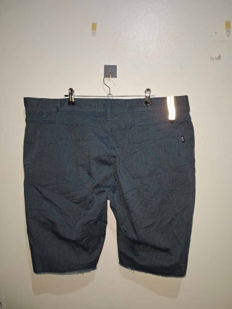 Oakley size 40 (Category: Shorts) located in Tarlac. Submitted by christopher.24 (Listing ID 1470397364, Image 3). Description: good as new legit.