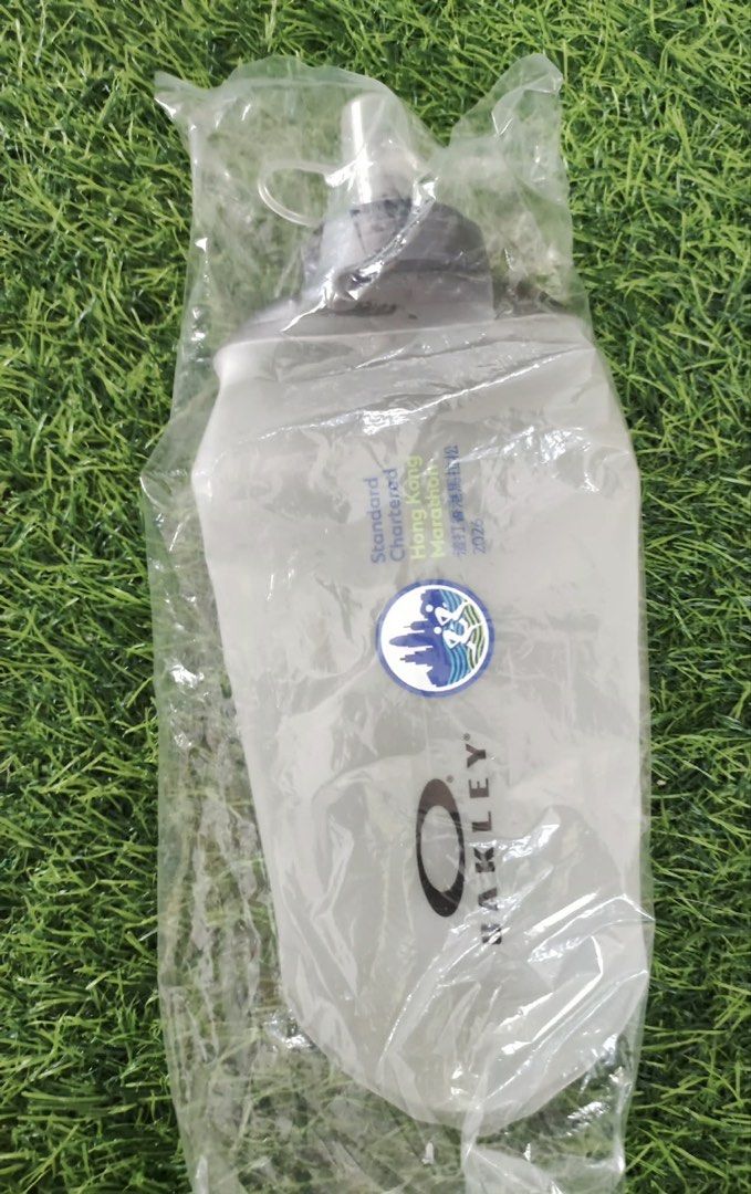 Oakley Standard Chartered Hong Kong Marathon Soft Flask (Category: Water Bottles & Tumblers) located in Makati City. Submitted by rare_thrift_stuff (Listing ID 1470360024, Image 1). Description: - Brand: Oakley - Item: Soft flask water bottle - Condition: Brand new, still sealed in original plastic packaging - Design: Clear material with official Standard Chartered Hong Kong Marathon 2026 branding - Features: Black screw cap, convenient pull-tab 