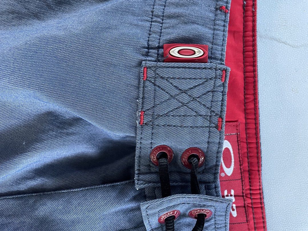 Oakley vintage boardshort (Category: Shorts) located in New Bataan. Submitted by rebisa.404 (Listing ID 1470434015, Image 2). Description: Oakley vintage boardshort 32 on tag 32 waist (tape measure) 23 length Need wash No issue.