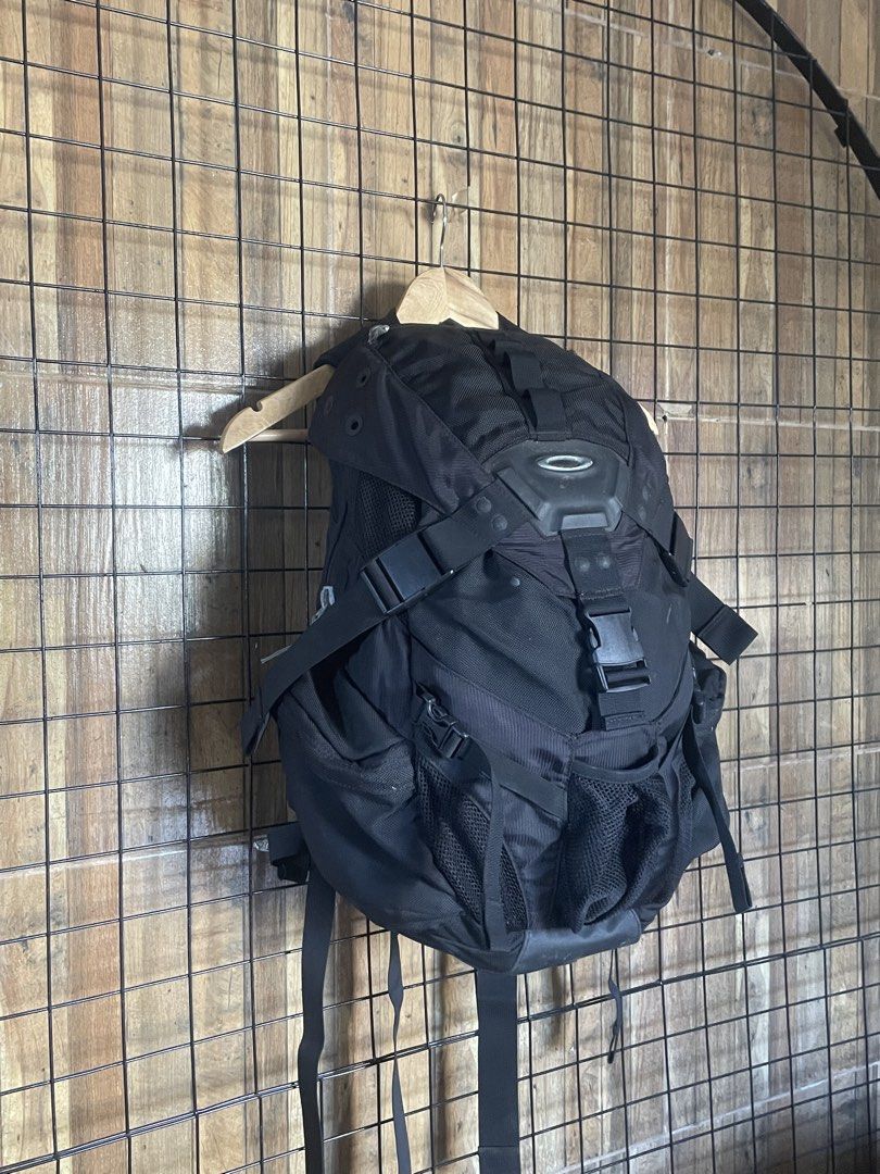 Oakley XL vintage bag (Category: Backpacks) located in Pateros City. Submitted by toogood.mnl (Listing ID 1470530278, Image 2). Description: Oakley XL vintage bag Size XL Has laptop case With issue but still presentable .