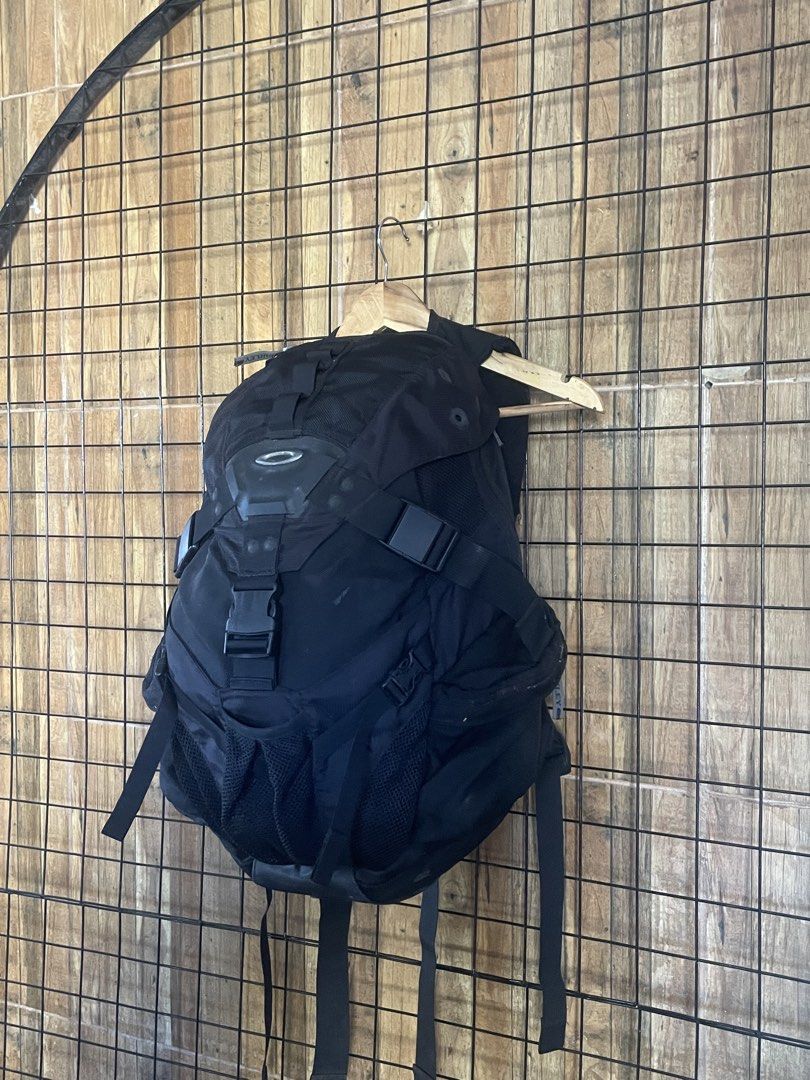 Oakley XL vintage bag (Category: Backpacks) located in Pateros City. Submitted by toogood.mnl (Listing ID 1470530278, Image 3). Description: Oakley XL vintage bag Size XL Has laptop case With issue but still presentable .