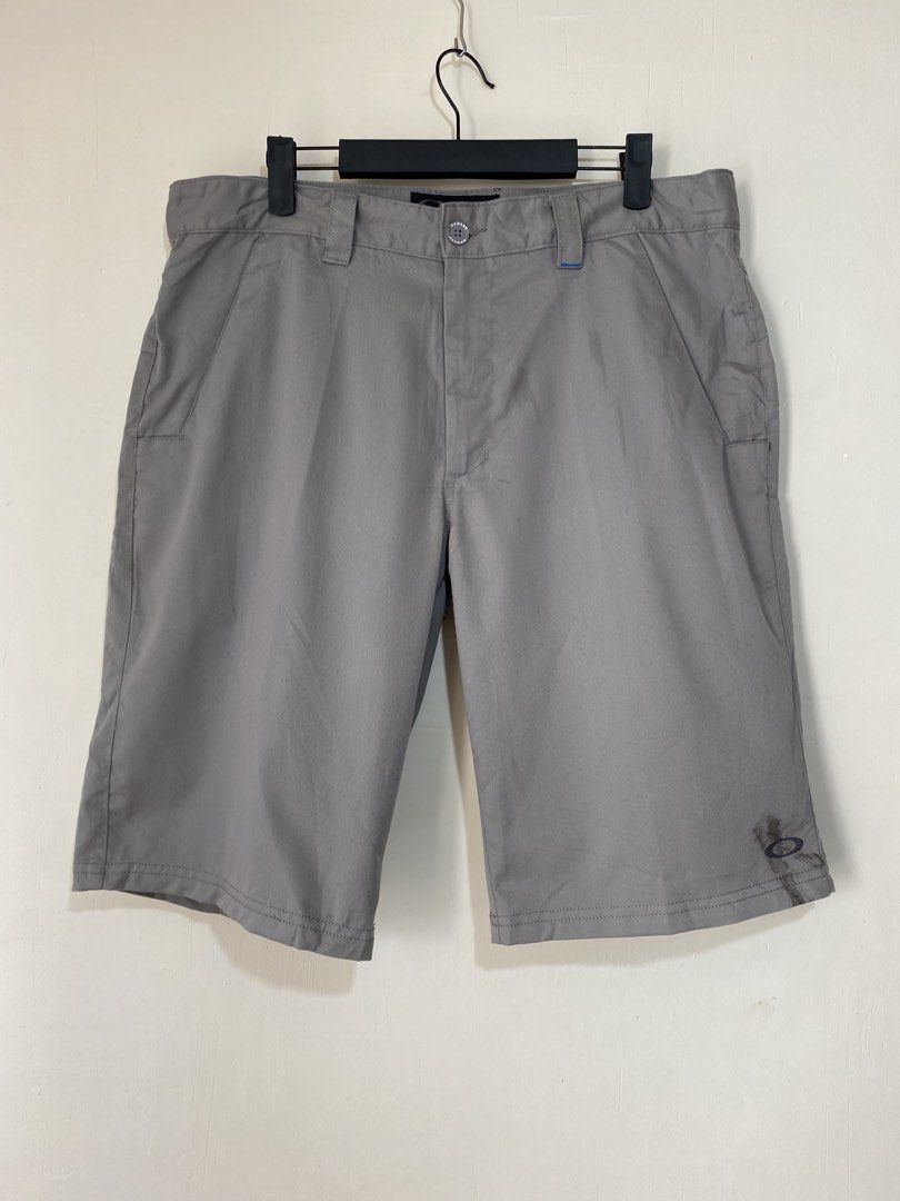 OAKLEY,Short (Category: Shorts) located in Cavite. Submitted by jc_thrift95 (Listing ID 1470418726, Image 1). Description: - a pair of Oakley Men’s gray performance or golf shorts featuring a flat-front design, belt loops, front and back pockets, and the iconic Oakley elliptical logo embroidered near the lower left hem. - Tag 36W - L- 22.5 inch - W- 18 inch - Color rate 8/10 (washable dirt) - See picture details for dimes..
