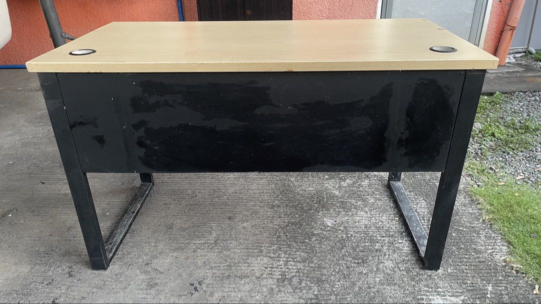 Office desk/table (Category: Office Furniture & Fixtures) located in Quezon City. Submitted by quickfire.0eaf12 (Listing ID 1470446984, Image 2). Description: ‼️Rush‼️ Office desk/table with 1 drawer Made from solid wood (super bigat) RFS: Decluttering Loc: Pacita San Pedro, Laguna.