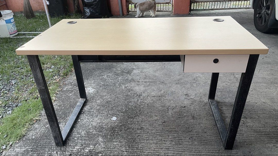 Office desk/table (Category: Office Furniture & Fixtures) located in Quezon City. Submitted by quickfire.0eaf12 (Listing ID 1470446984, Image 1). Description: ‼️Rush‼️ Office desk/table with 1 drawer Made from solid wood (super bigat) RFS: Decluttering Loc: Pacita San Pedro, Laguna.