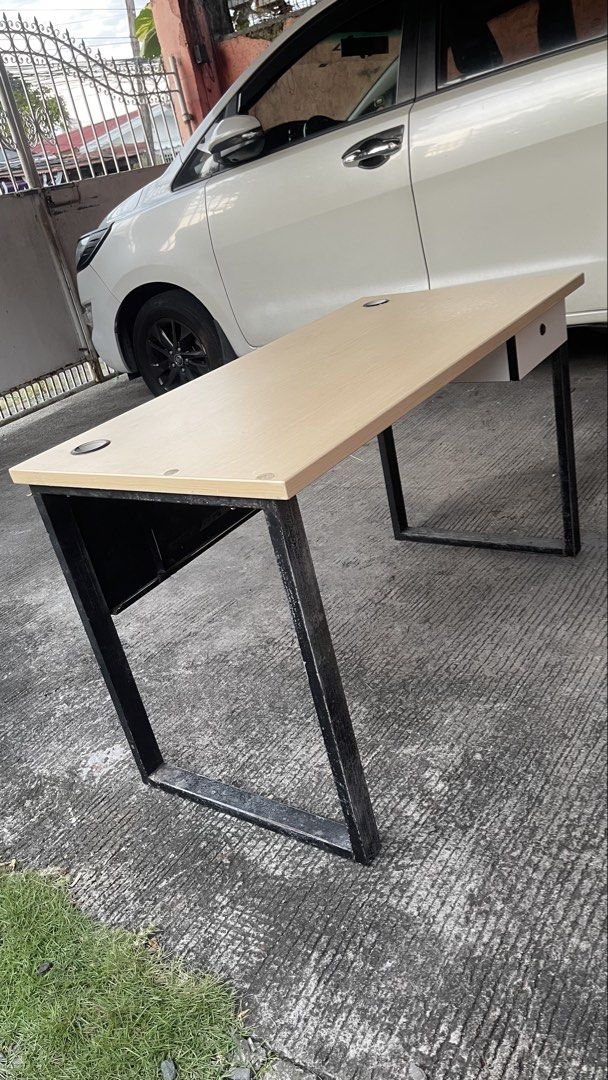 Office desk/table (Category: Office Furniture & Fixtures) located in Quezon City. Submitted by quickfire.0eaf12 (Listing ID 1470446984, Image 3). Description: ‼️Rush‼️ Office desk/table with 1 drawer Made from solid wood (super bigat) RFS: Decluttering Loc: Pacita San Pedro, Laguna.