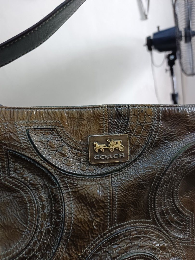 OG COACH SHOULDER BAG (Category: Luxury Bags & Wallets) located in Manila. Submitted by freedeer.dd6cce (Listing ID 1470357182, Image 2). Description: OG COACH SHOULDER BAG EXCELLENT CONDITION VINTAGE AUTHENTIC ANJAN FULL DETAILS PHP 1500.