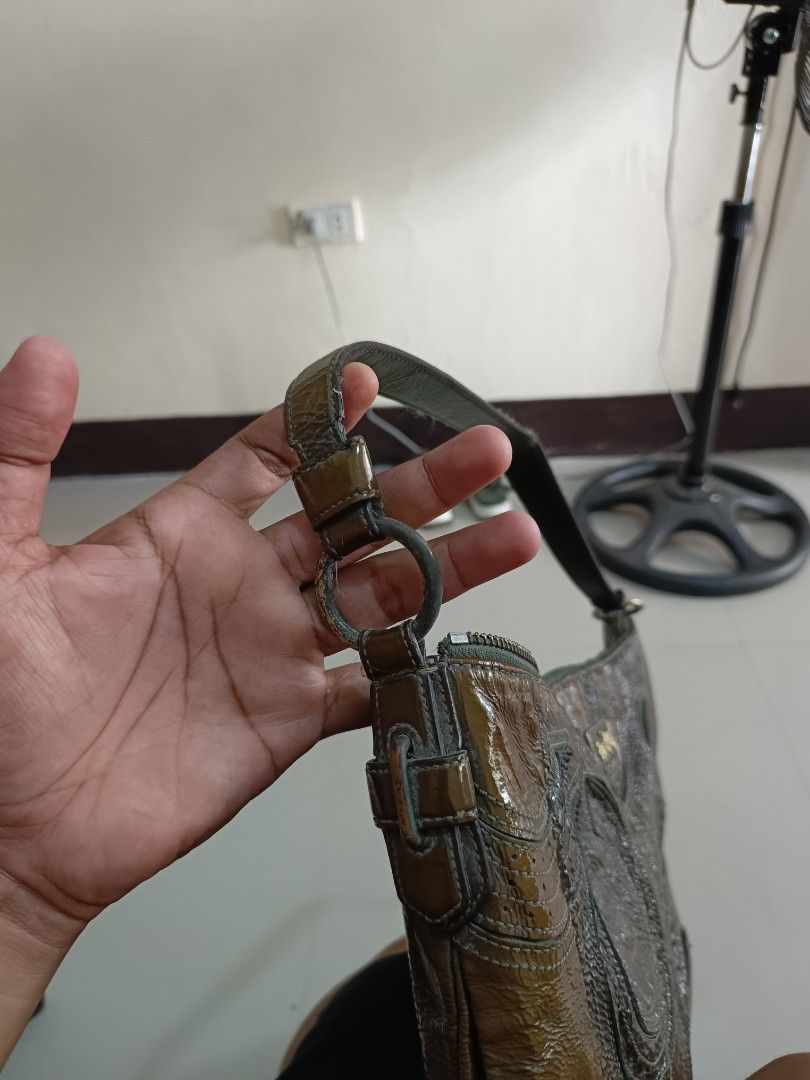 OG COACH SHOULDER BAG (Category: Luxury Bags & Wallets) located in Manila. Submitted by freedeer.dd6cce (Listing ID 1470357182, Image 3). Description: OG COACH SHOULDER BAG EXCELLENT CONDITION VINTAGE AUTHENTIC ANJAN FULL DETAILS PHP 1500.