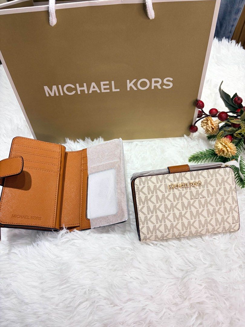 OG Wallet and Bags 🇨🇦 (Category: Luxury Bags & Wallets) located in Manila. Submitted by marishein.collection (Listing ID 1470479419, Image 2). Description: Brande new OG wallets and bags. Message me for prices.