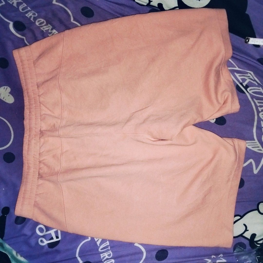 Old Navy Active Dynamic Fleece Shorts Orange Medium (Category: Shorts) located in Quezon City. Submitted by quyss (Listing ID 1470447156, Image 2). Description: - Brand: Old Navy Active - Color: Coral Orange - Size: Medium - Material: Super soft dynamic fleece fabric - Pockets: Two zippered side pockets with reflective trim - Waistband: Elastic waistband for a comfortable, easy fit - Origin: Made in Vietnam - Condition: Great for workouts, runnin