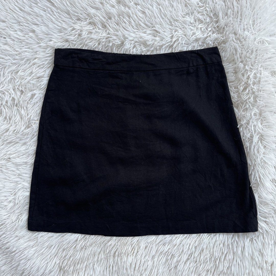 Old Navy Black Skirt Size S (Category: Skirts) located in Cuyapo. Submitted by Ashtyn.Pre.Loved (Listing ID 1470494588, Image 1). Description: - Brand: Old Navy - Size: S (tag attached) - Color: Solid black - Material: Lightweight and breathable - Fit: Comfortable elastic waistband at the back - Style: Versatile basic, easy to pair with tees or blouses for daily outfits.