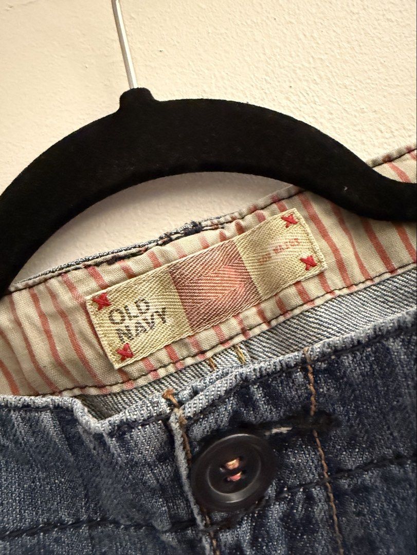 OLD NAVY Denim Shorts Medium (Category: Shorts) located in Manila. Submitted by closetclearout.mnl (Listing ID 1470403958, Image 1). Description: medium .