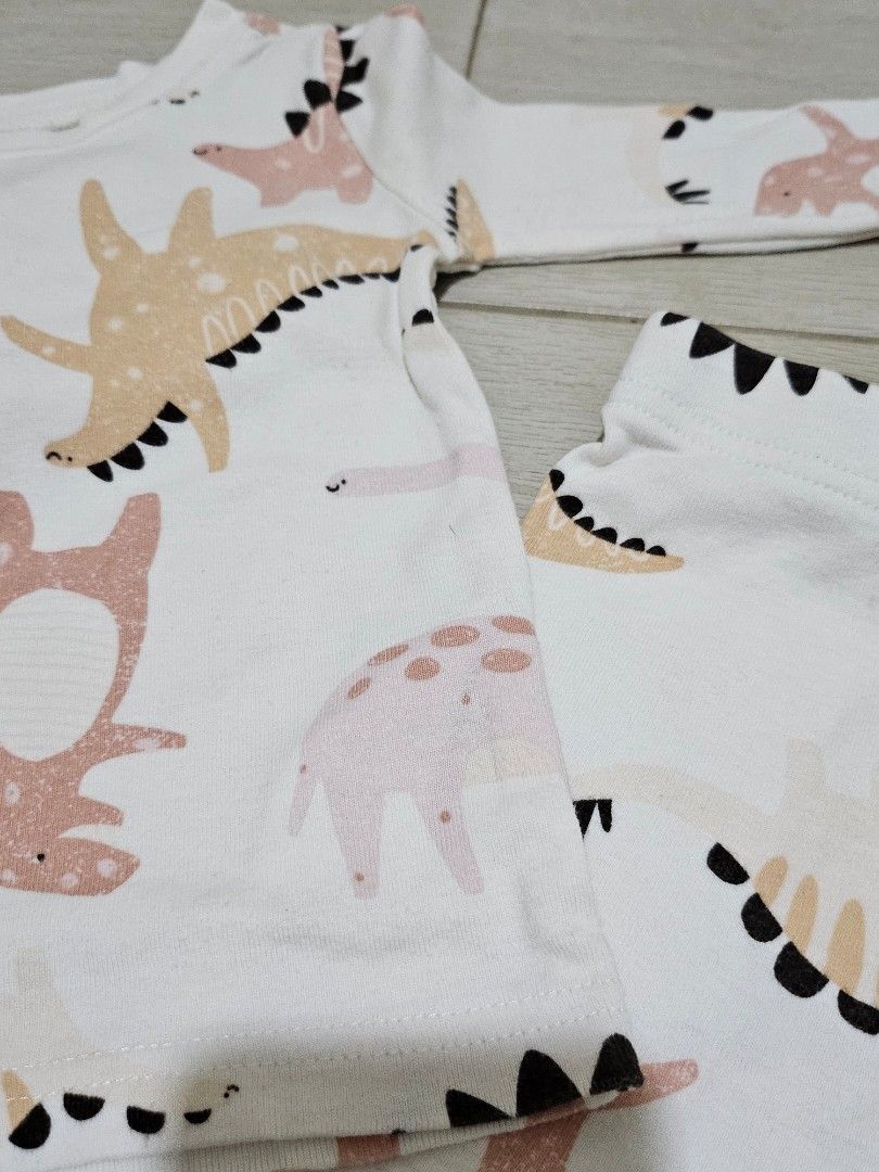 Old Navy Dinosaur Print Pajama Set 12-18M (Category: Babies & Kids Fashion) located in Manila. Submitted by momshiedells (Listing ID 1470533653, Image 2). Description: Old Navy Dinosaur Print 2-Piece Baby Pajama Set – 12–18M 🦕 Cute and comfy Old Navy matching set featuring an adorable dinosaur print in cream, dusty pink, beige, and black. Includes a long-sleeve top and matching pants — perfect for cozy days and bedtime! 🤎 ✨ Brand: Old Navy ✨ Si