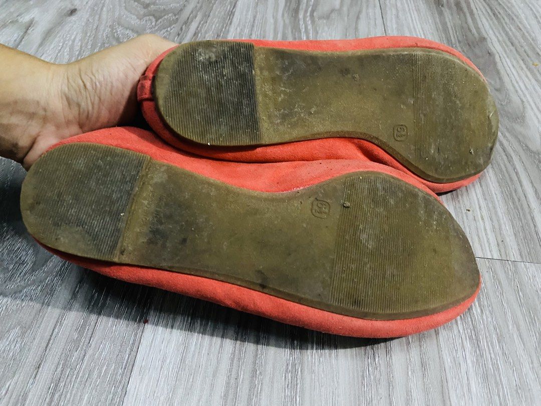 Old Navy Red Suede Ballet Flats (Category: Flats & Sandals) located in Caloocan City. Submitted by lovemyclothes21 (Listing ID 1470455027, Image 3). Description: - Brand: Old Navy - Style: Slip-on ballet flats with rounded toe - Size: 6.5 - Color: Bright coral red - Material: Soft suede upper with gold text branding inside - Condition: Soles show minor wear from previous outdoor walking, uppers are soft and lovely - Perfect for casual wear, work,