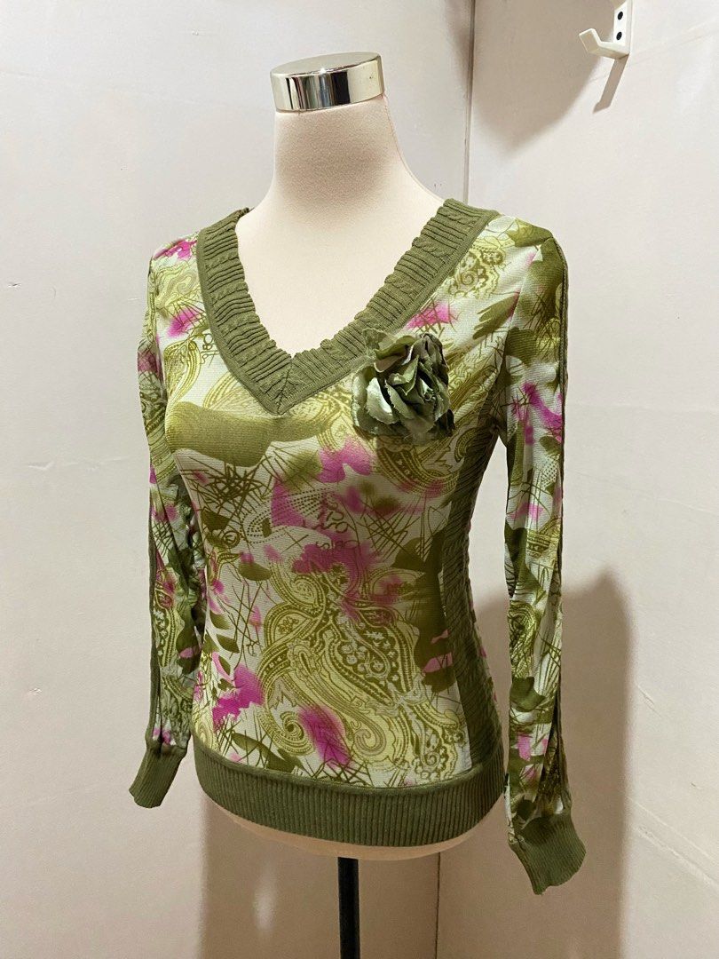 Olive floral v-neck longsleeve (Category: Longsleeves) located in Trece Martires City. Submitted by serenique_wear (Listing ID 1470427333, Image 2). Description: ⋆˚꩜｡⋆ xs-m | Nu mode de toi ⋆˚꩜｡⋆ vv pretty in person ⋆˚꩜｡⋆ mine — ₱149.