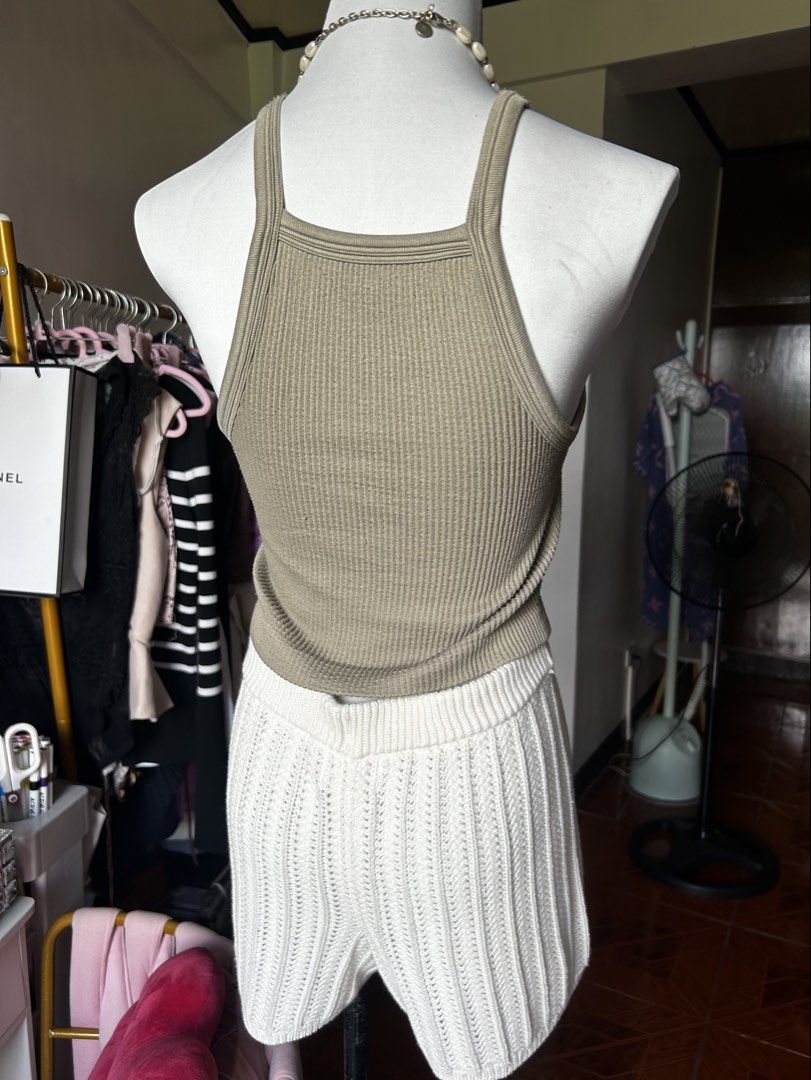 OLIVE GREEN knitted halter top (Category: Sleeveless) located in Cainta. Submitted by ziellune (Listing ID 1470398000, Image 2). Description: Soooft fabric Used once S-M.