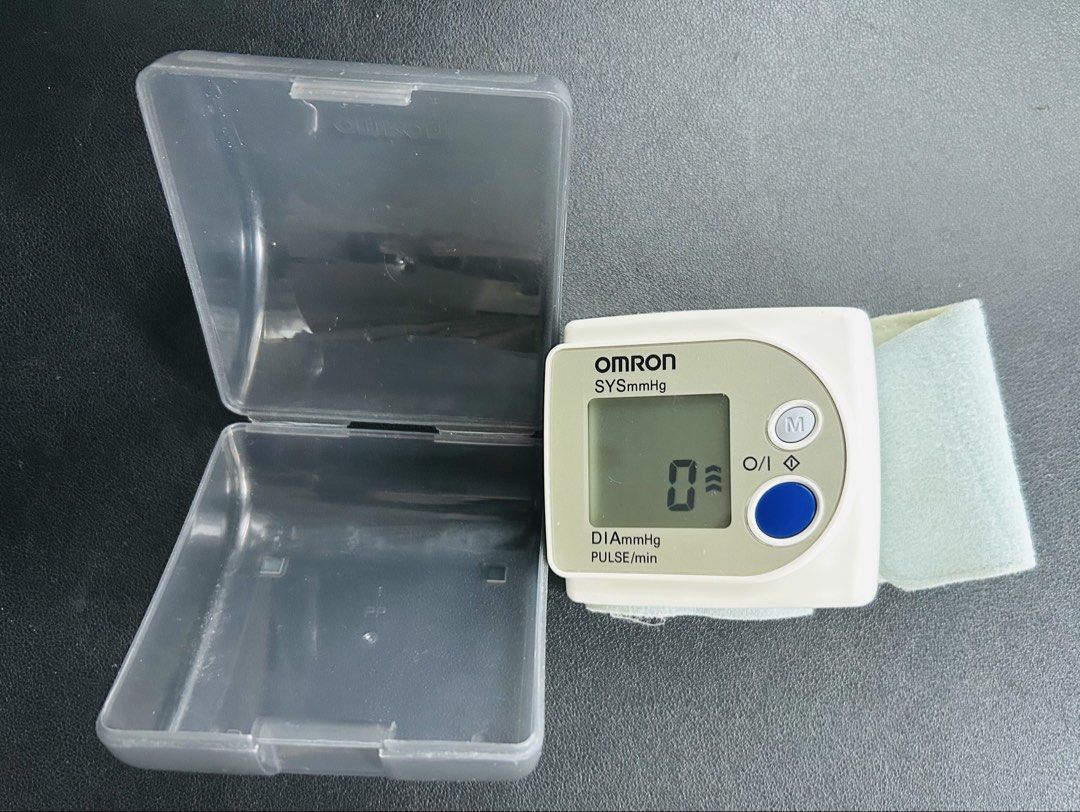 Omron RX-3 HEM-640-E Wrist Blood Pressure Monitor, Health & Nutrition ...
