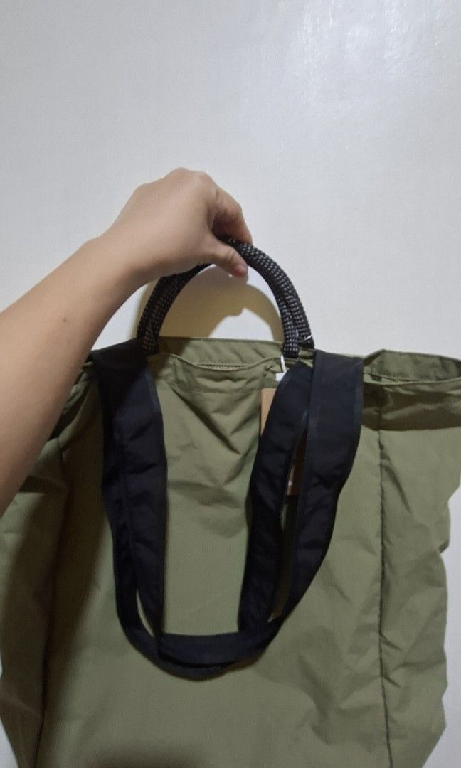 On Cloud Tote Pack 25L (Category: Everything Else Others) located in Manila. Submitted by trizshop (Listing ID 1470462894, Image 2). Description: On cloud Tote Pack 25L Olive Green.