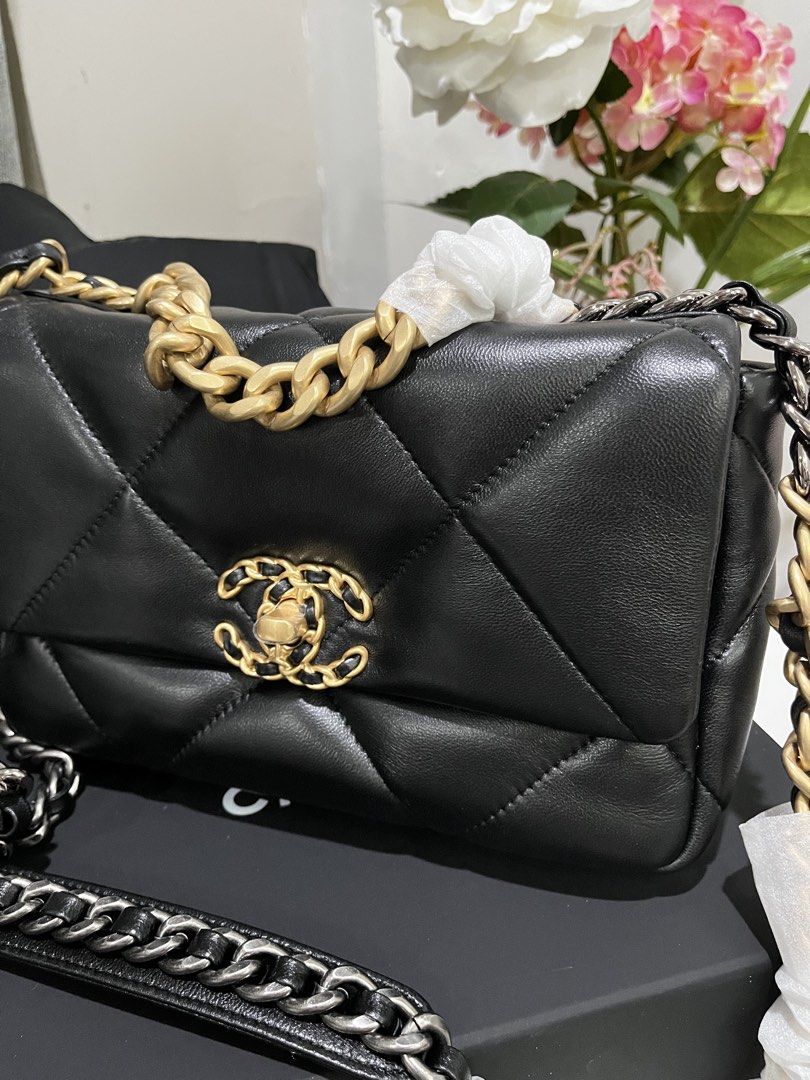 Onhand sale🎉🎁 (Category: Luxury Bags & Wallets) located in Taytay. Submitted by prettypicks_1188 (Listing ID 1470460099, Image 2). Description: Onhand Complete inclusion 1pc only Sale price 9,500 ❌Regular price 16,009.
