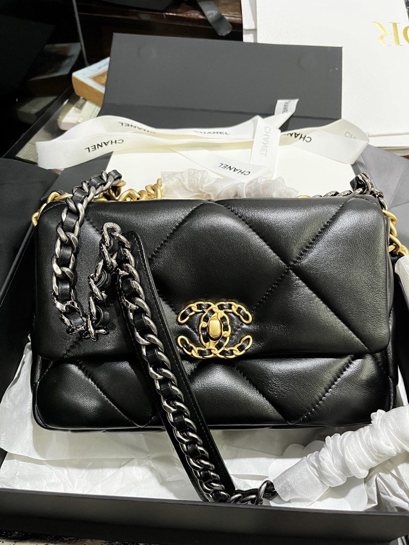 Onhand sale🎉🎁 (Category: Luxury Bags & Wallets) located in Taytay. Submitted by prettypicks_1188 (Listing ID 1470460099, Image 3). Description: Onhand Complete inclusion 1pc only Sale price 9,500 ❌Regular price 16,009.