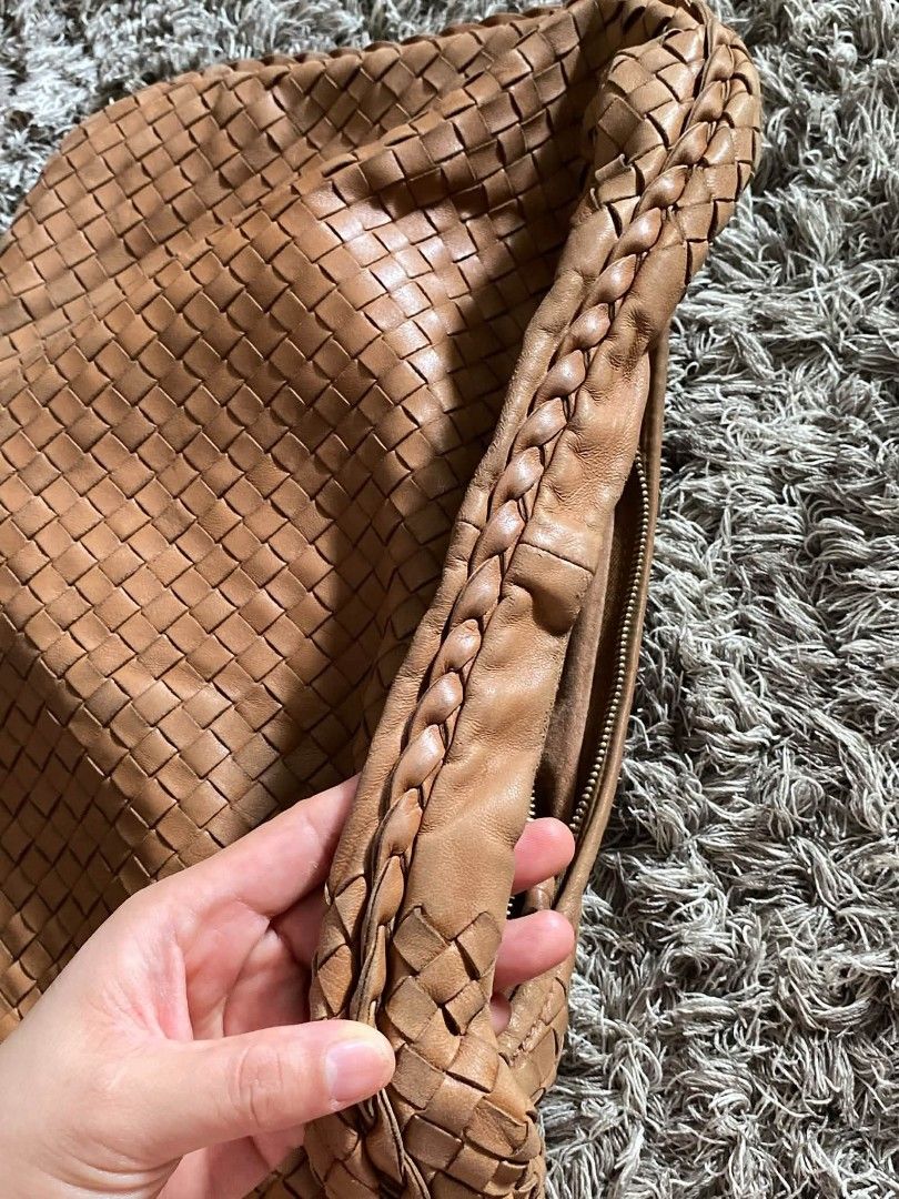Orig bottega veneta (Category: Luxury Bags & Wallets) located in Tagum. Submitted by luxbagelyas (Listing ID 1470523744, Image 2). Description: issue ;may rubs at may f dark faded po may kunting penmark sa lining good condition med size ganda kulay neto.