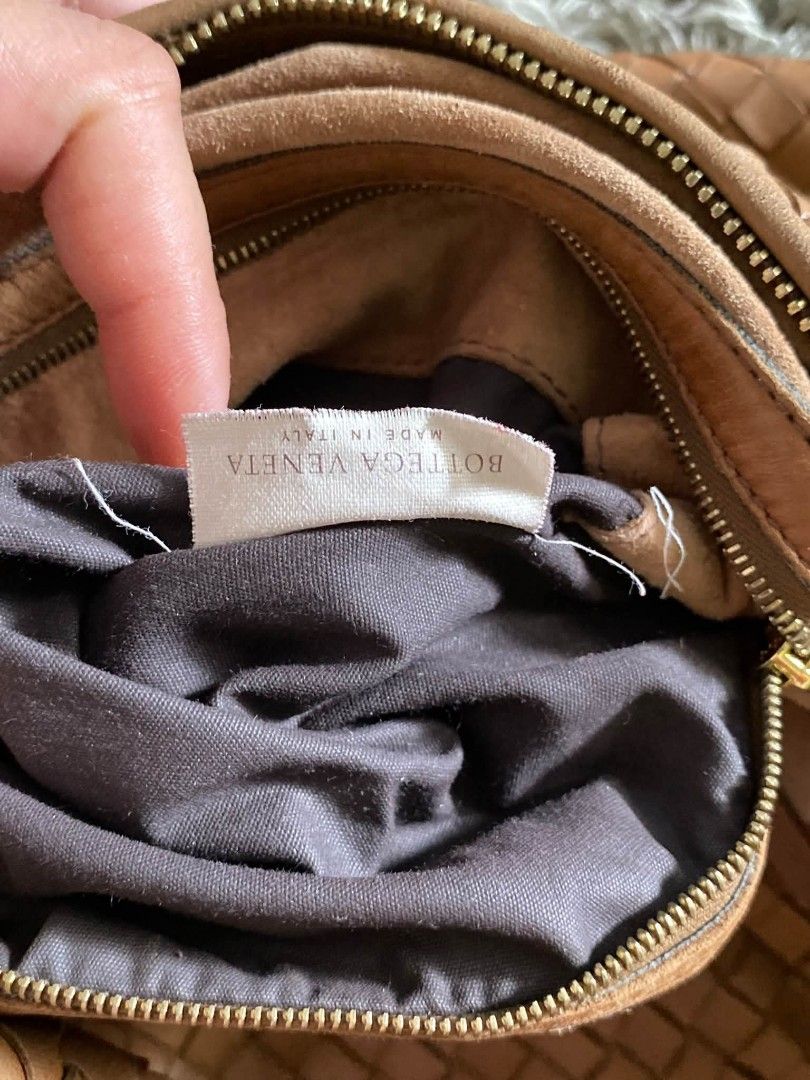 Orig bottega veneta (Category: Luxury Bags & Wallets) located in Tagum. Submitted by luxbagelyas (Listing ID 1470523744, Image 3). Description: issue ;may rubs at may f dark faded po may kunting penmark sa lining good condition med size ganda kulay neto.